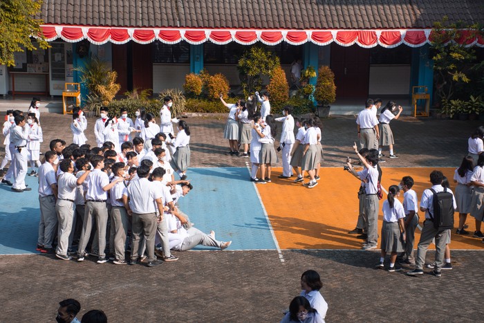 Ilustrasi yel-yel MPLS untuk anak SMP, SMA, dan SMK.