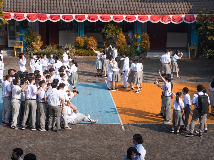 Ilustrasi yel-yel MPLS untuk anak SMP, SMA, dan SMK.
