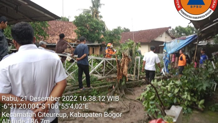 13 atap rumah warga Citeureup Bogor rusak diterjang angin kencang