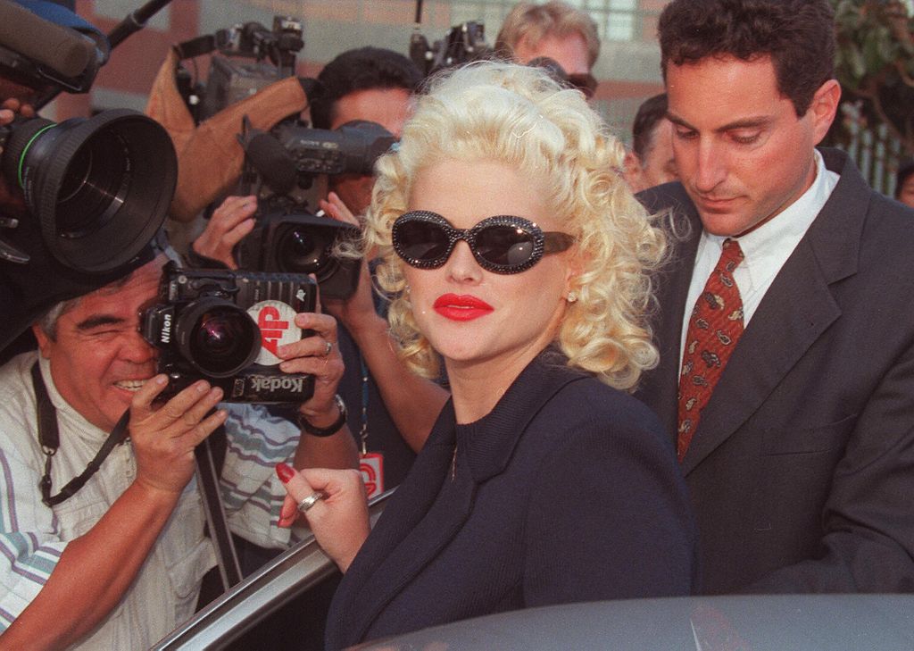 Los Angeles, UNITED STATES:  (FILES): This 27 October 1999 file photo shows Anna Nicole Smith arriving for opening arguments in her bankruptcy case in downtown Los Angeles, California. The rollicking tale of Playboy playmate and ex-stripper Anna Nicole Smith snatched top billing in the staid and sober US Supreme Court 27 September 2005 after justices said they would hear the outrageous reality star's multi-million dollar inheritance claim.  AFP PHOTO/Jim Ruymen  (Photo credit should read JIM RUYMEN/AFP via Getty Images)