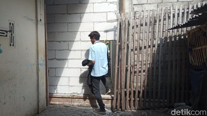 Akses untuk keluarga Haryono di tembok yang didirikan keluarga Riyanto.