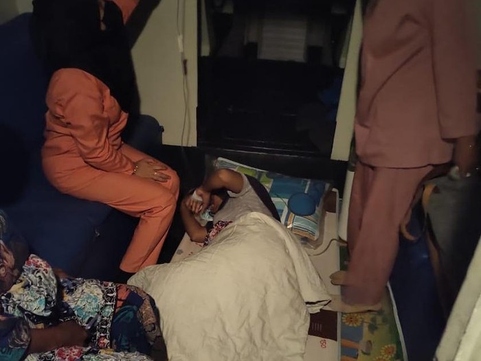 Polisi saat evakuasi ibu hamil di Pulau Mesa, Manggarai Barat