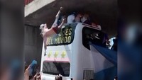 Tetapi, satu insiden bikin pawai itu dihentikan. Gegaranya ada suporter yang nekat melompat dari jembatan ke bus double decker dengan atap terbuka yang ditumpangi pemain Argentina. Dengan pertimbangan keamanan Messi dkk dievakuasi dengan helikopter. (Foto: Reuters)