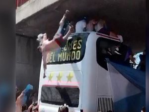 Video: Wadidaw! Suporter Lompat ke Bus Pemain Argentina