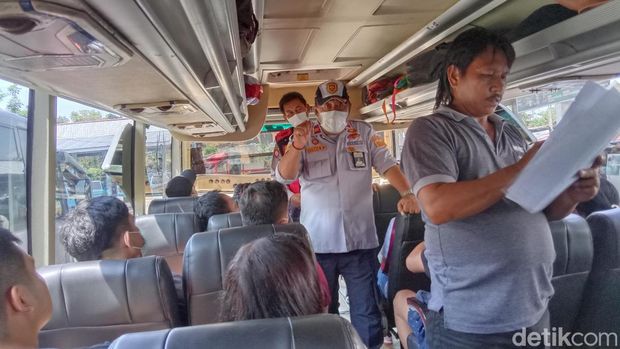 Aktivitas bus angkutan penumpang di Terminal Malalayang, Manado, Sulut.