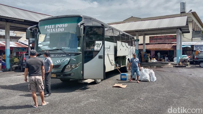 Aktivitas bus angkutan penumpang di Terminal Malalayang, Manado, Sulut.