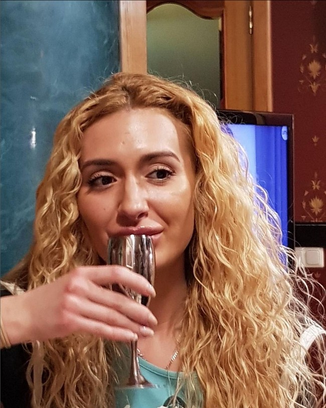 Model asal Ukraina ini tak sungkan memperlihatkan wajah aslinya saat belum suntik filler. Menurutnya, penampilannya yang sekaran jauh lebih baik ketimbang dulu. Foto: Instagram/@justqueen8888