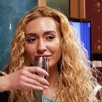 Model asal Ukraina ini tak sungkan memperlihatkan wajah aslinya saat belum suntik filler. Menurutnya, penampilannya yang sekaran jauh lebih baik ketimbang dulu. Foto: Instagram/@justqueen8888