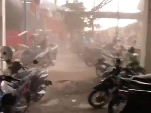 angin kencang di driyorejo gresik