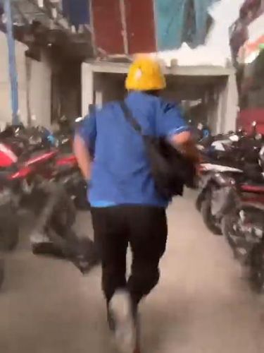 Angin kencang di Driyorejo Gresik terbangkan kanopi parkiran sebuah proyek