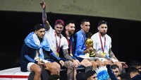 Skuad timnas Argentina saat pawai di jalanan Buenos Aires sebelum dievakuasi dengan helikopter. (Getty Images/Rodrigo Valle)