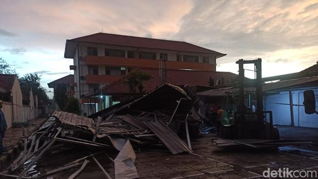 Atap pabrik dan genting SDN 2 Driyorejo yang diterjang angin kencang.