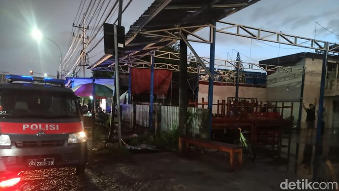 Atap pabrik dan genting SDN 2 Driyorejo yang diterjang angin kencang.