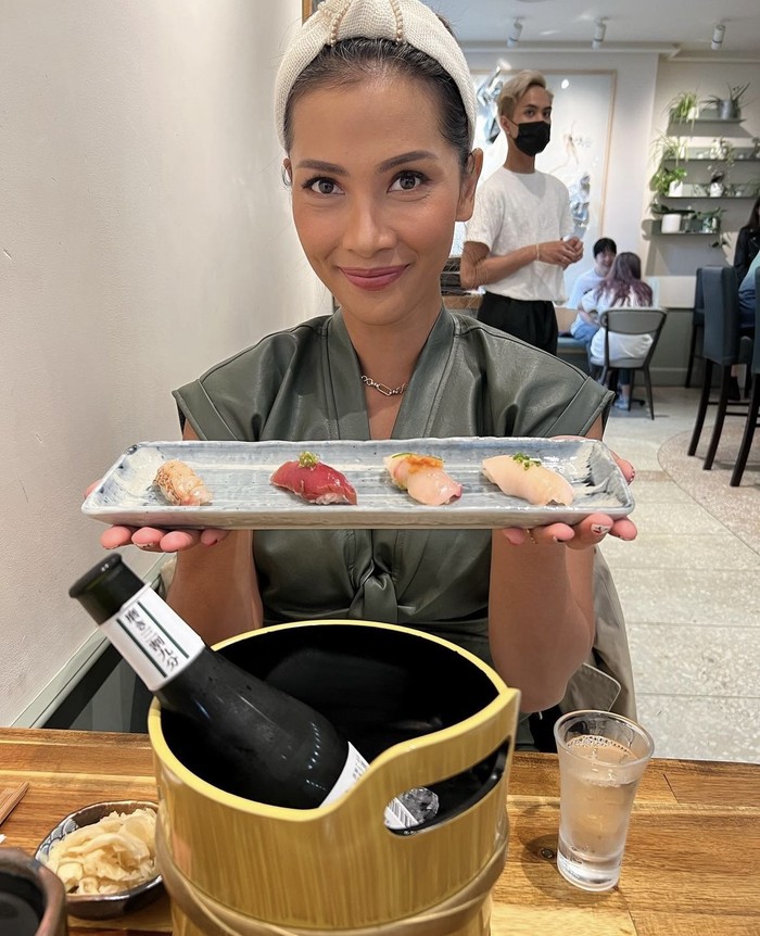 Awet Cantiknya! Ini Nadia Mulya Saat Makan Sushi dan Ngopi