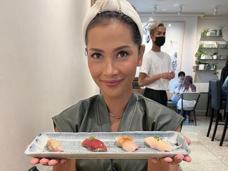 Awet Cantiknya! Ini Nadia Mulya Saat Makan Sushi hingga Ngopi