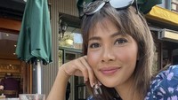 Presenter Indonesia ini juga sering pergi ke luar negeri dan mencicipi makanan di sana. Salah satunya ketika Nadia sedang menunggu pesawat di salah satu restoran bandara Amerika. Foto: Instagram @nadiamulya