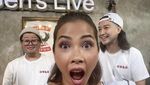 Awet Cantiknya! Ini Nadia Mulya Saat Makan Sushi hingga Ngopi