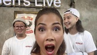 Gokil! Presenter ini juga pernah buka puasa dengan burger seberat 3 kg dan chicken wings pedas loh. Foto: Instagram @nadiamulya