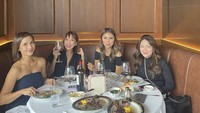 Sepertinya wanita kelahiran 1980 itu juga sering hangout bersama kerabatnya. Seperti saat Nadia Mulya makan steak di restoran mewah. Foto: Instagram @nadiamulya