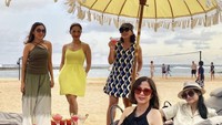 Ada lagi keseruan Nadia Mulya saat nongkrong di kafe pinggir pantai sembari memesan beberapa minuman bersama temannya. Foto: Instagram @nadiamulya