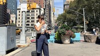 Tak ketinggalan, saat Nadia Mulya berada di Manhattan, Amerika Serikat pun dia berpose sambil menyeruput segelas minuman segar. Foto: Instagram @nadiamulya