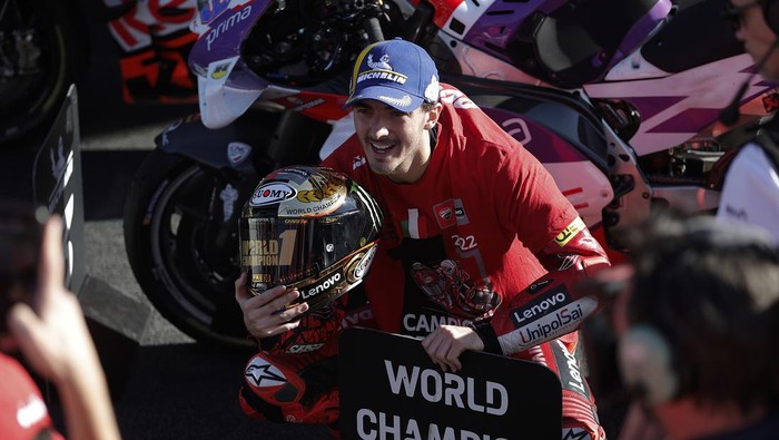 VALENCIA, SPAIN - NOVEMBER 06: Francesco Bagnaia of Ducati Lenovo Team wins the first place and becomes 2022 MotoGP world champion after finishing the Valencia Grand Prix in the 20th and final leg of the Spanish Grand Prix at the Circuit Ricardo Tormo in Valencia, Spain on November 06, 2022. (Photo by Burak Akbulut/Anadolu Agency via Getty Images)