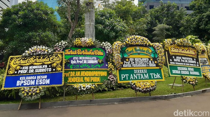 Puluhan papan karangan bunga berisi ucapan duka cita atas meninggalnya Mantan Menteri Pertambangan dan Energi (kini ESDM) Subroto tampak berjejer di halaman Kementerian ESDM Jakarta Pusat, siang ini. Karangan bunga ini berasal dari sejumlah tokoh dan instansi.