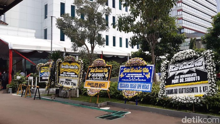 Puluhan papan karangan bunga berisi ucapan duka cita atas meninggalnya Mantan Menteri Pertambangan dan Energi (kini ESDM) Subroto tampak berjejer di halaman Kementerian ESDM Jakarta Pusat, siang ini. Karangan bunga ini berasal dari sejumlah tokoh dan instansi.