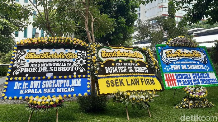 Puluhan papan karangan bunga berisi ucapan duka cita atas meninggalnya Mantan Menteri Pertambangan dan Energi (kini ESDM) Subroto tampak berjejer di halaman Kementerian ESDM Jakarta Pusat, siang ini. Karangan bunga ini berasal dari sejumlah tokoh dan instansi.