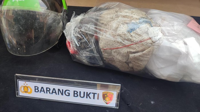 Barang bukti karung kasus pembunuhan wanita di Bogor dihadirkan dalam jumpa pers di Mapolres Bogor.