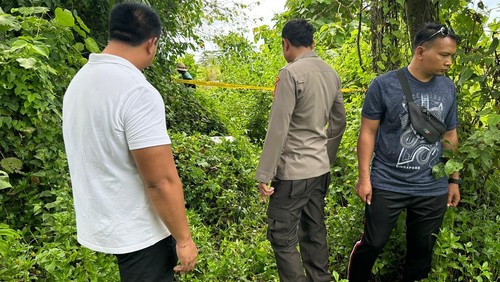 Pihak kepolisian saat melakukan olah TKP penemuan bayi perempuan hidup-hidup di Desa Kemenuh, Sukawati, Gianyar, Rabu (21/12/2022)
