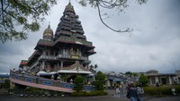Warga mengunjungi Gereja Katolik Graha Maria Annai Velangkanni di Medan, Sumatera Utara, Rabu (21/12/2022). 