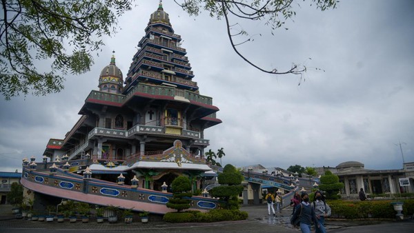 Warga mengunjungi Gereja Katolik Graha Maria Annai Velangkanni di Medan, Sumatera Utara, Rabu (21/12/2022). 