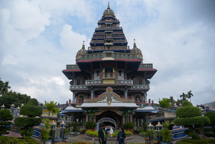 Warga mengunjungi Gereja Katolik Graha Maria Annai Velangkanni di Medan, Sumatera Utara, Rabu (21/12/2022). Gereja yang diresmikan pada tahun 2005 tersebut merupakan salah satu gereja Katolik dengan gaya arsitektur Kuil India pertama di Indonesia dan menjadi salah satu tempat ziarah umat Katolik dari Indonesia maupun mancanegara. ANTARA FOTO/Fransisco Carolio/foc.