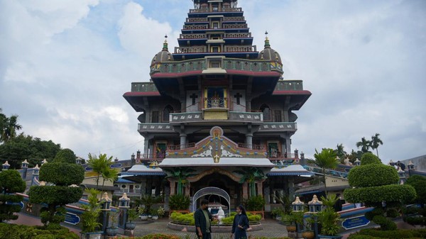 Gereja yang diresmikan pada tahun 2005 tersebut merupakan salah satu gereja Katolik dengan gaya arsitektur Kuil India pertama di Indonesia.  