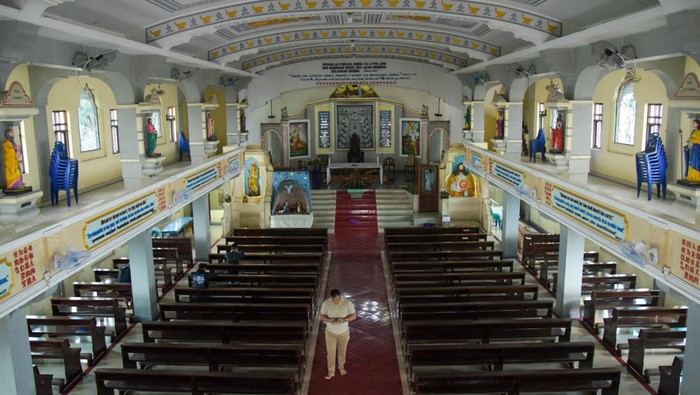 Beda dari Yang Lain, Gereja di Medan Mirip Kuil India Warga mengunjungi Gereja Katolik Graha Maria Annai Velangkanni di Medan, Sumatera Utara, Rabu (21/12/2022). Gereja yang diresmikan pada tahun 2005 tersebut merupakan salah satu gereja Katolik dengan gaya arsitektur Kuil India pertama di Indonesia dan menjadi salah satu tempat ziarah umat Katolik dari Indonesia maupun mancanegara.Β ANTARA FOTO/Fransisco Carolio/foc.