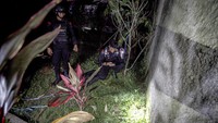 Tim Gegana melakukan evakuasi benda mirip granat di permukiman warga Kampung Manggis, Bojonggede, Kabupaten Bogor, Jawa Barat, Selasa (20/12/2022) malam.