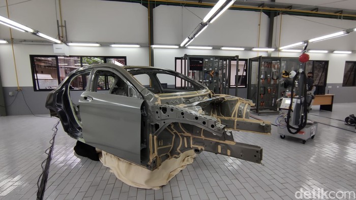 Bengkel Cat Resmi Mercedes-Benz di Cilandak.