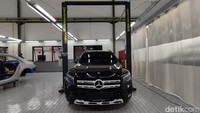 Program sertifikasi ini merupakan program global yang disusun secara khusus untuk dapat diterapkan di seluruh jaringan bengkel body and paint Mercedes-Benz. Hal tersebut meliputi proses perbaikan, kualifikasi teknisi, standar peralatan, material perbaikan yang dibutuhkan, hingga proses dokumentasi dan administrasi. Foto: Septian Farhan Nurhuda / detik.com
