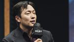 Son Suk Ku Memesona Tampil Berjas di Jumpa Pers Drakor Big Bet
