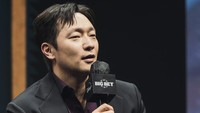 Son Suk Ku menghadiri jumpa pers serial Big Bet bersama sejumlah aktor lain. Foto: (dok. Disney+Hotstar)