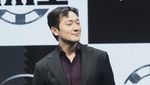 Son Suk Ku Memesona Tampil Berjas di Jumpa Pers Drakor Big Bet