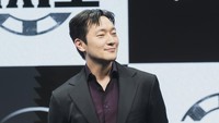 Son Suk Ku berperan sebagai seorang polisi bernama Oh Seung Hoon. Foto: (dok. Disney+Hotstar)