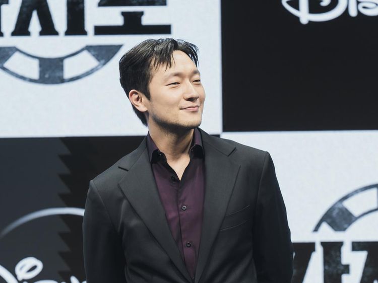 Son Suk Ku Memesona Tampil Berjas di Jumpa Pers Drakor Big Bet