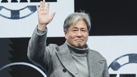 Selain Son Suk Ku, serial ini juga dibintangi oleh aktor senior Choi Min Sik. Foto: (dok. Disney+Hotstar)