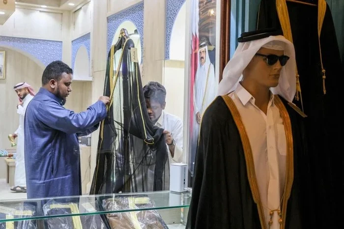 Bisht Jubah Hitam Arab Jadi Laris Manis