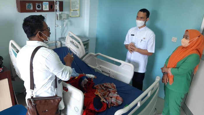 Bocah yang kelaminnya dipotong ayah kandung masih menjalani perawatan di rumah sakit.