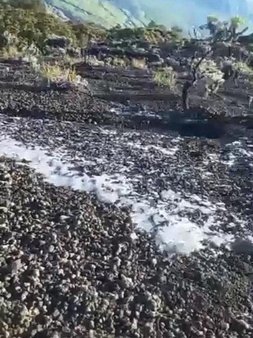 Bongkahan es ditemukan pendaki di jalur trek ke Puncak Gunung Rinjani Lombok, NTB. Foto: IST.