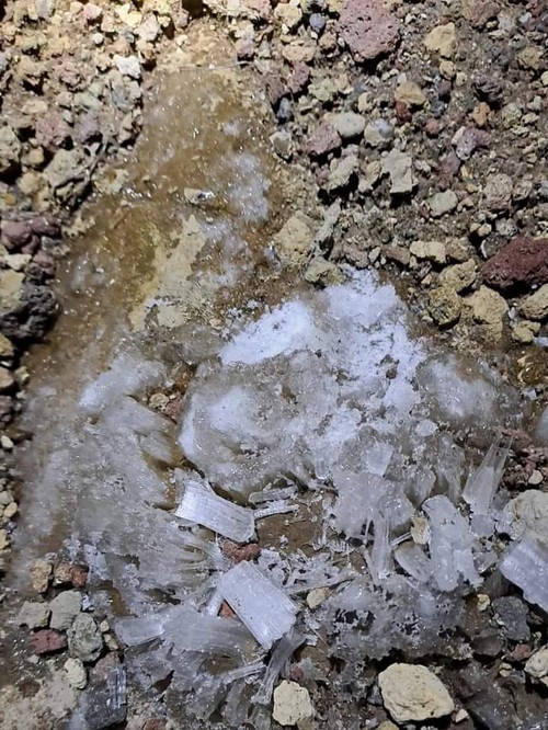 Bongkahan es setebal 5 cm ditemukan di jalur menuju Puncak Gunung Rinjani, pada Selasa (20/12/2022). (IST)