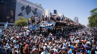 Timnas Argentina pawai juara dunia di jalanan ibu kota, Buenos Aires pada Selasa (20/12/2022). (Anadolu Agency via Getty Images/Anadolu Agency)